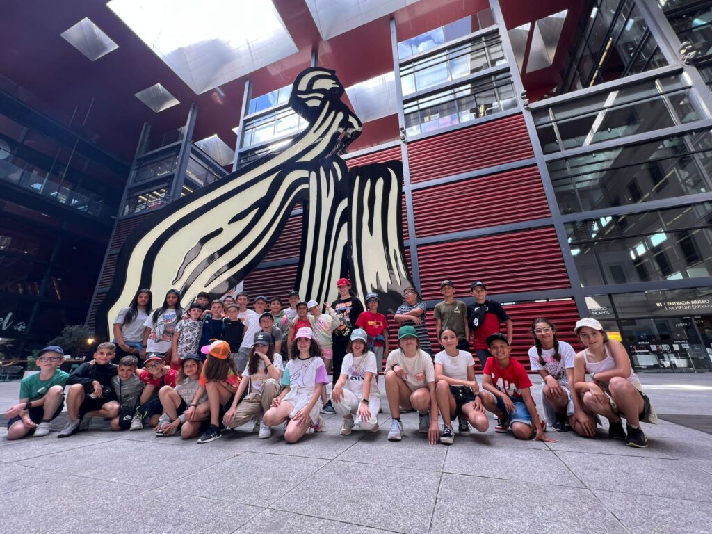grupo de niños dentro del patio del museo Reina Sofia de Madrid