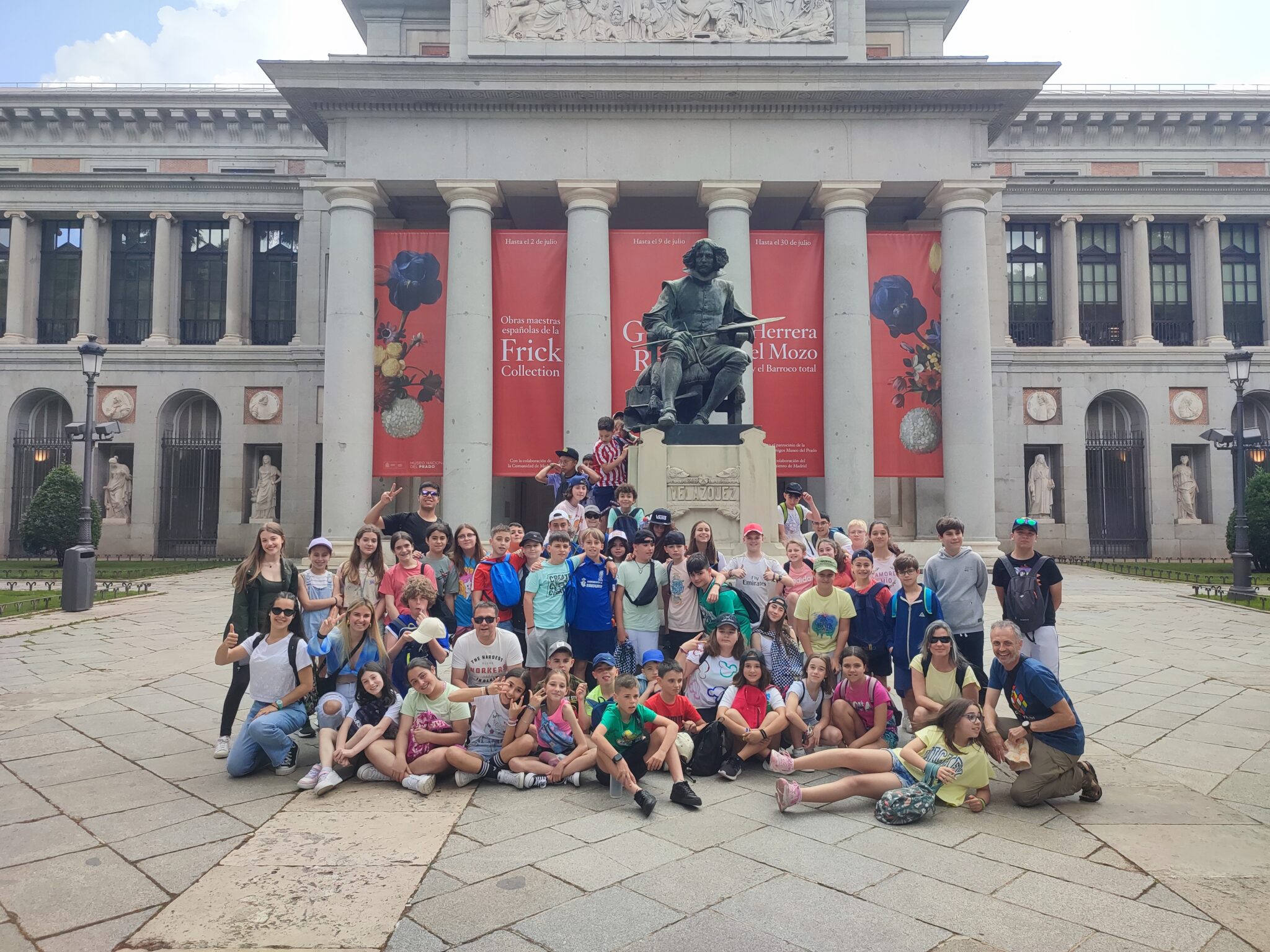 Exterior del museo del prado en la puerta de Velázquez un grupo de estudiantes