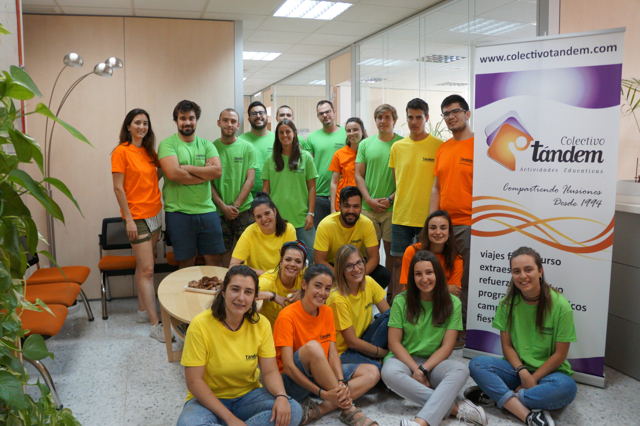 En la entrada de las oficinas de colectivo tandem un equipo de monitores y coordinadores