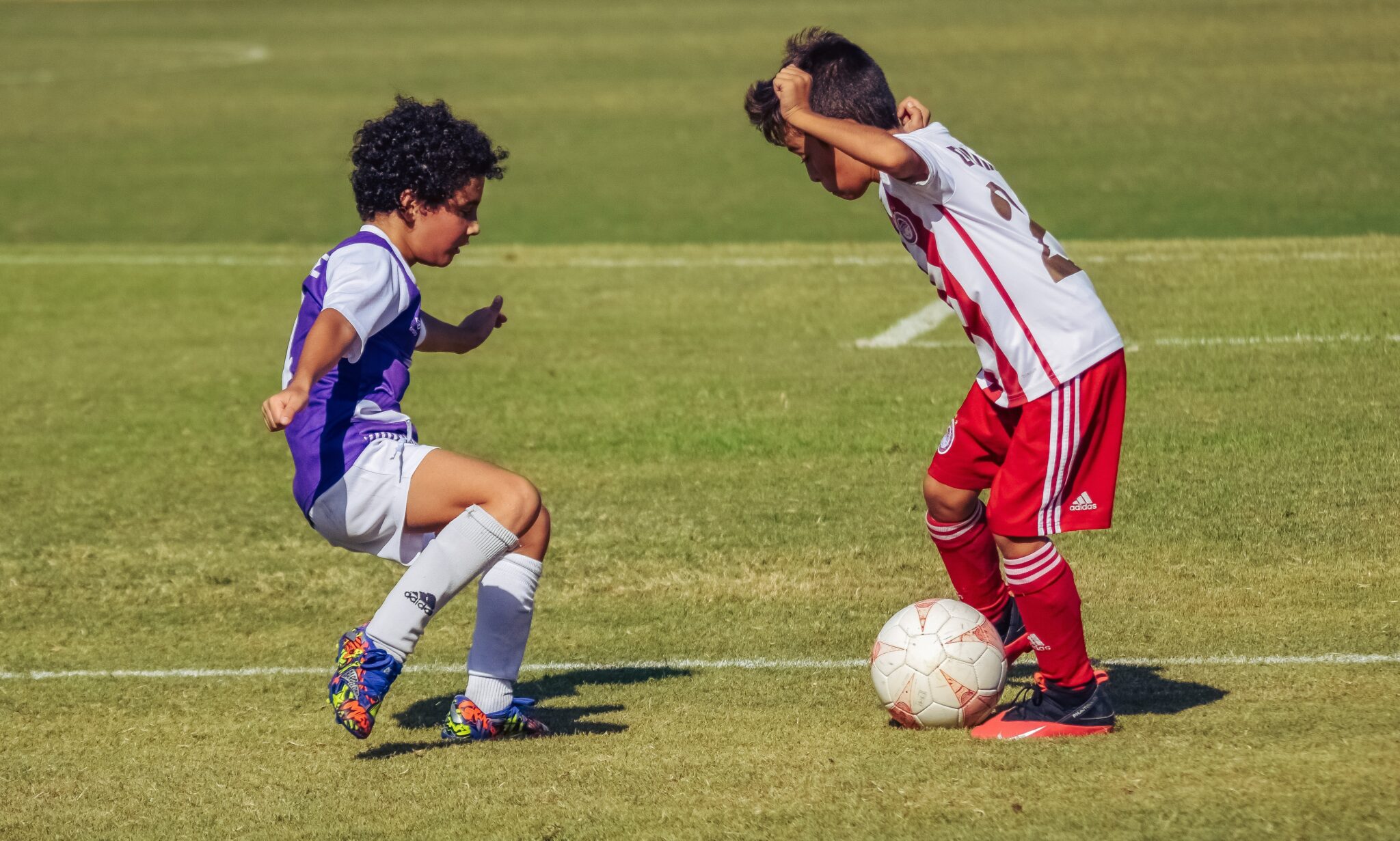 Dos niños jugando al futbol