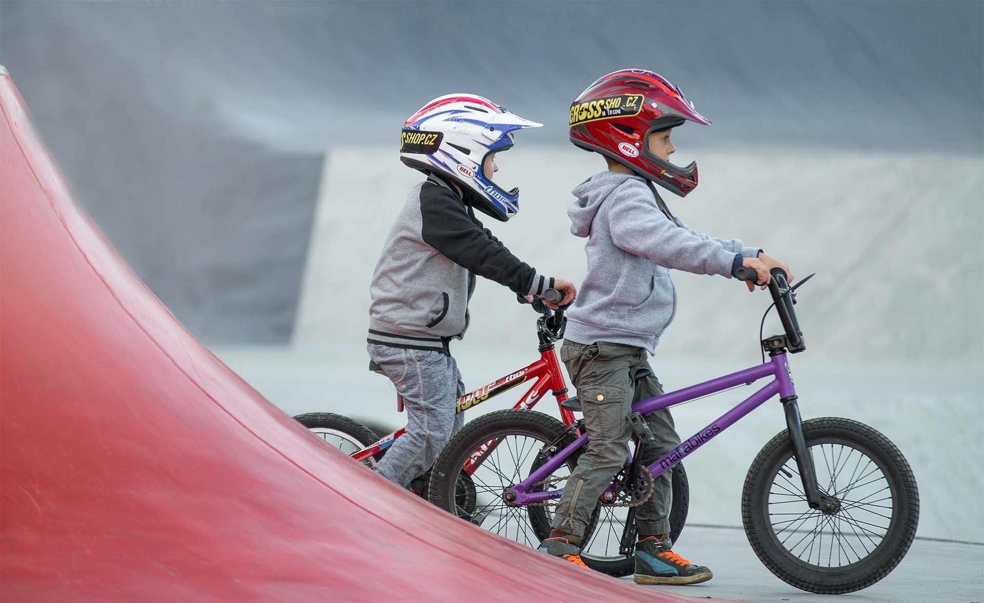 dos niños practicando montbike