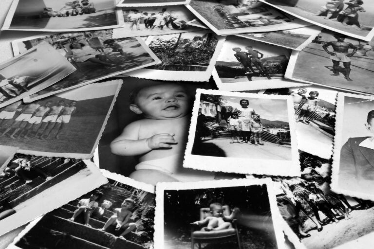 fotos antiguas en blanco y negro de momentos de una familia