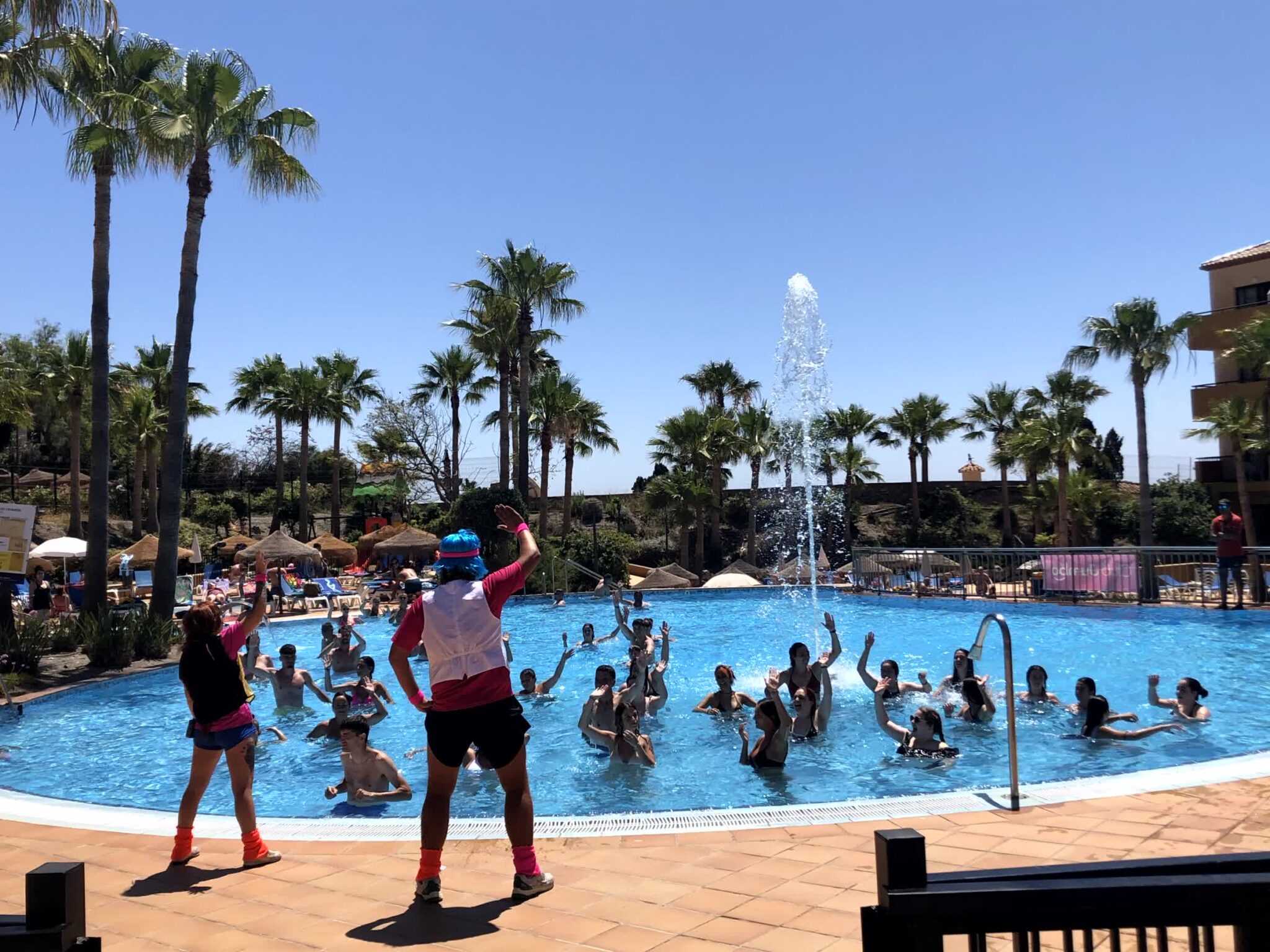 grupo de chavales en la piscina con los animadores del hotel