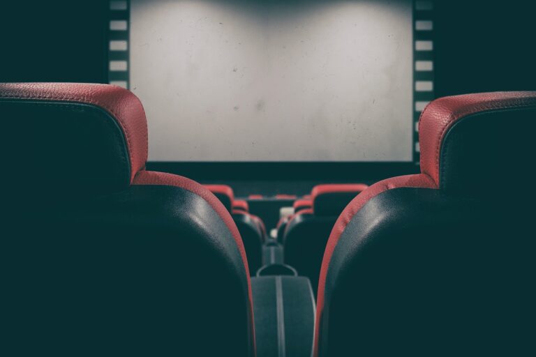 pantalla de cine y butacas de color rojo