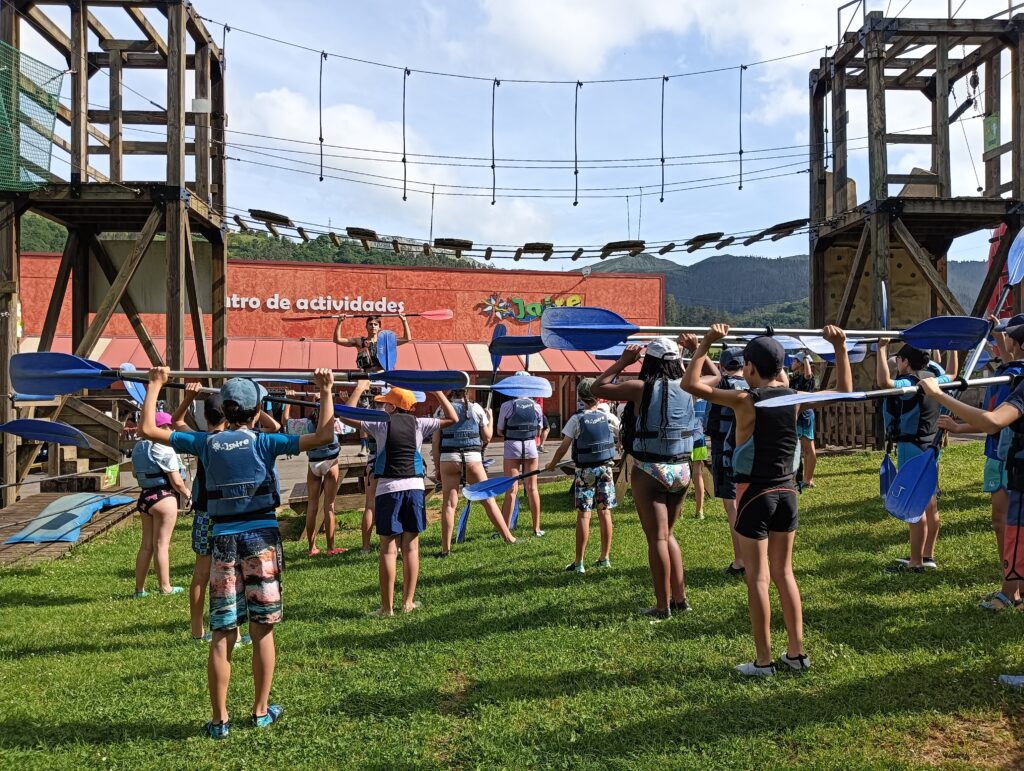 grupo de primaria escuchando una explicación de piragua