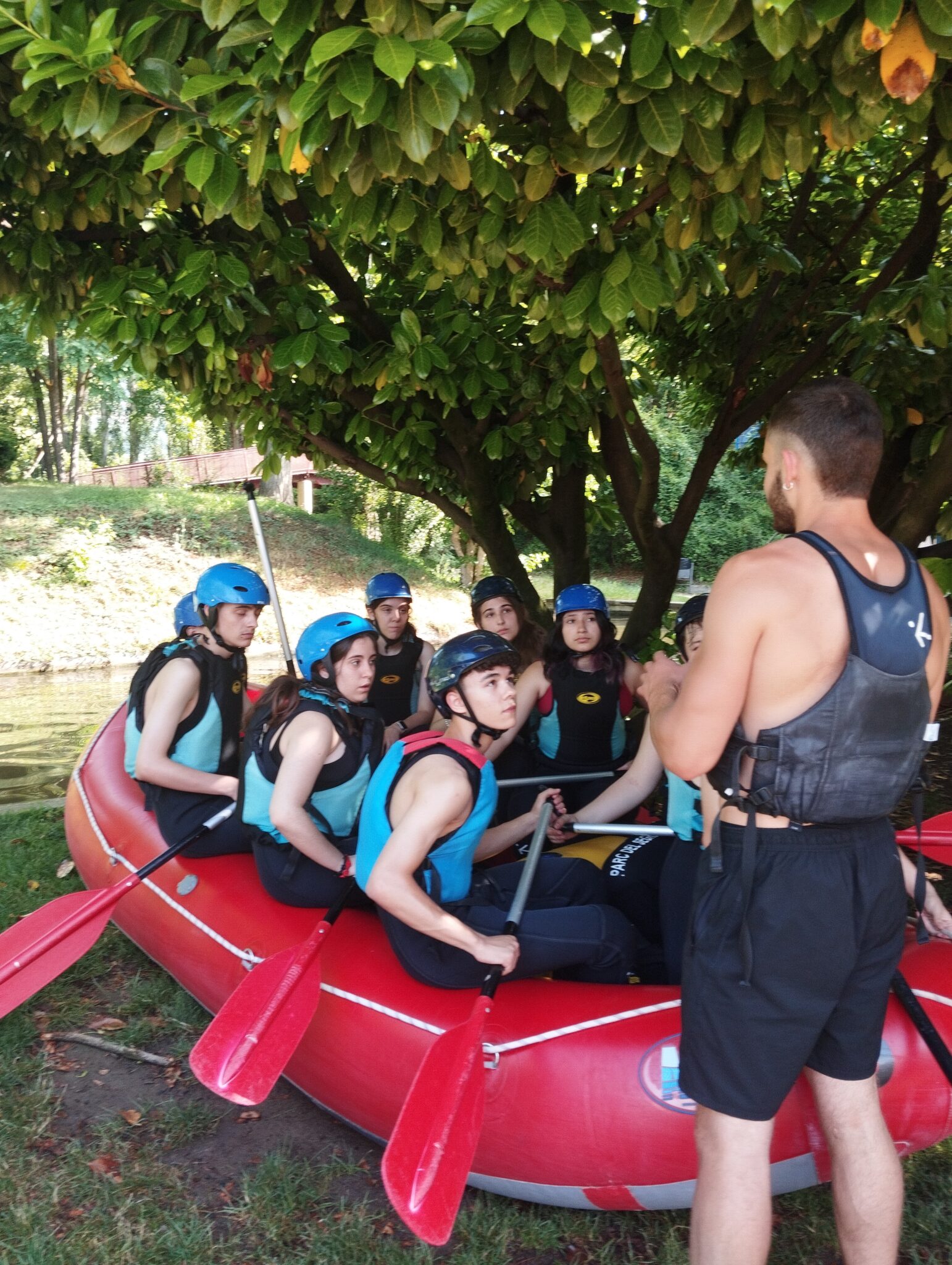 grupo de secundaria que va a hacer rafting