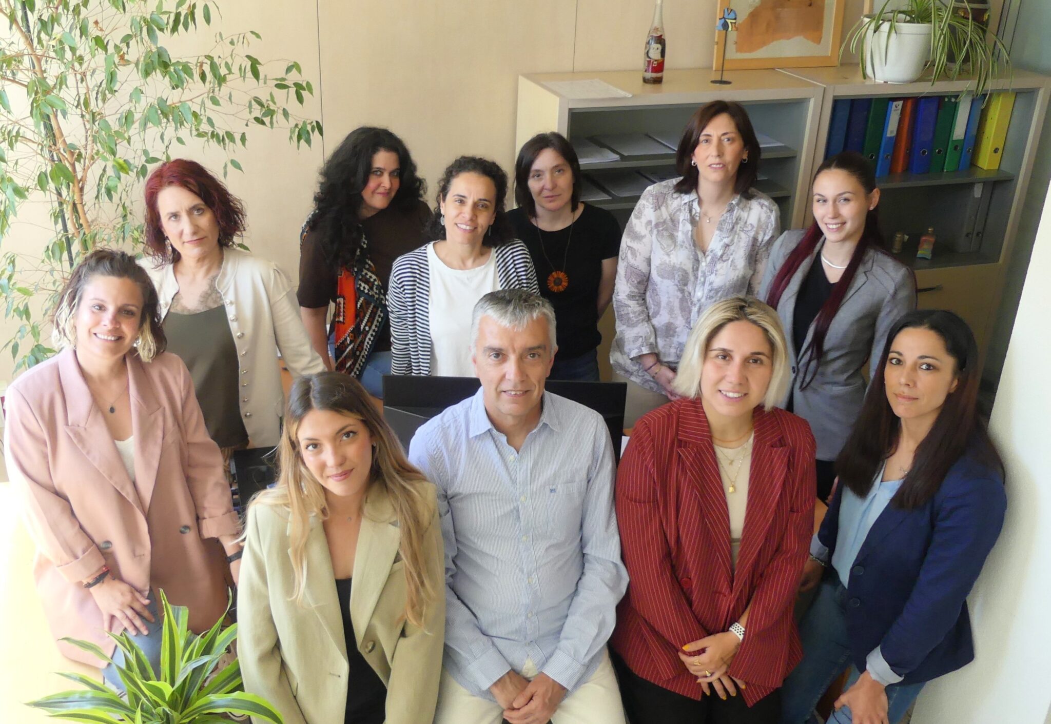 equipo interno de Colectivo Tándem en un despacho de la oficina