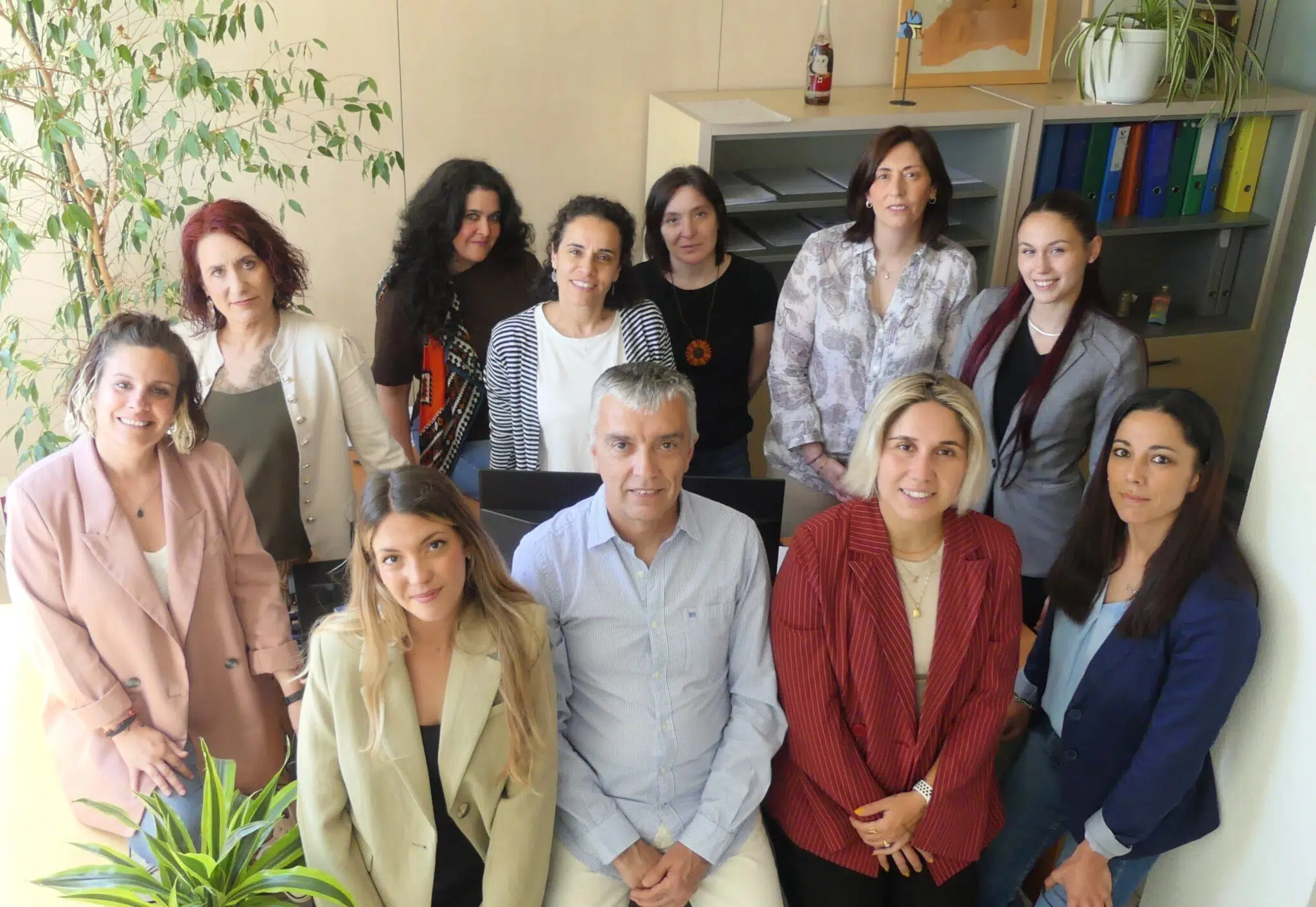 equipo interno de Colectivo Tándem en un despacho de la oficina
