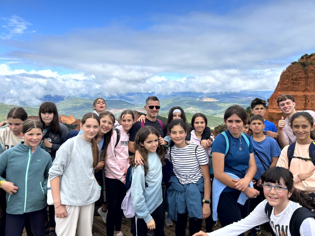 grupo de escolares de 6º primaria al fondo las Médulas y un pueblo