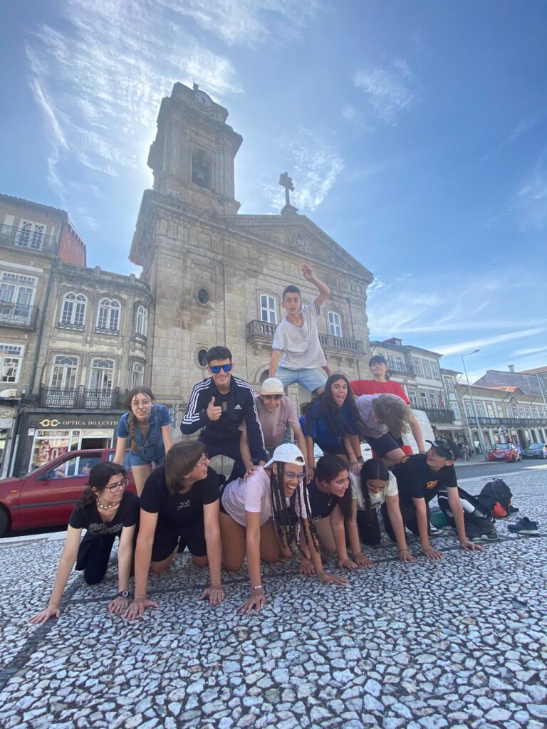 participantes del viaje fin de curso unos encima de otros haciendo una pirámide